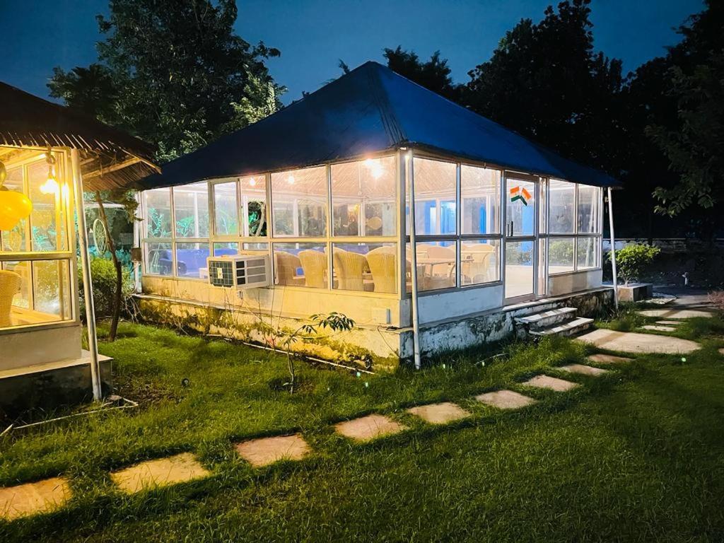 גרייטר נוידה Green Leaf Cafe And Home Stay מראה חיצוני תמונה