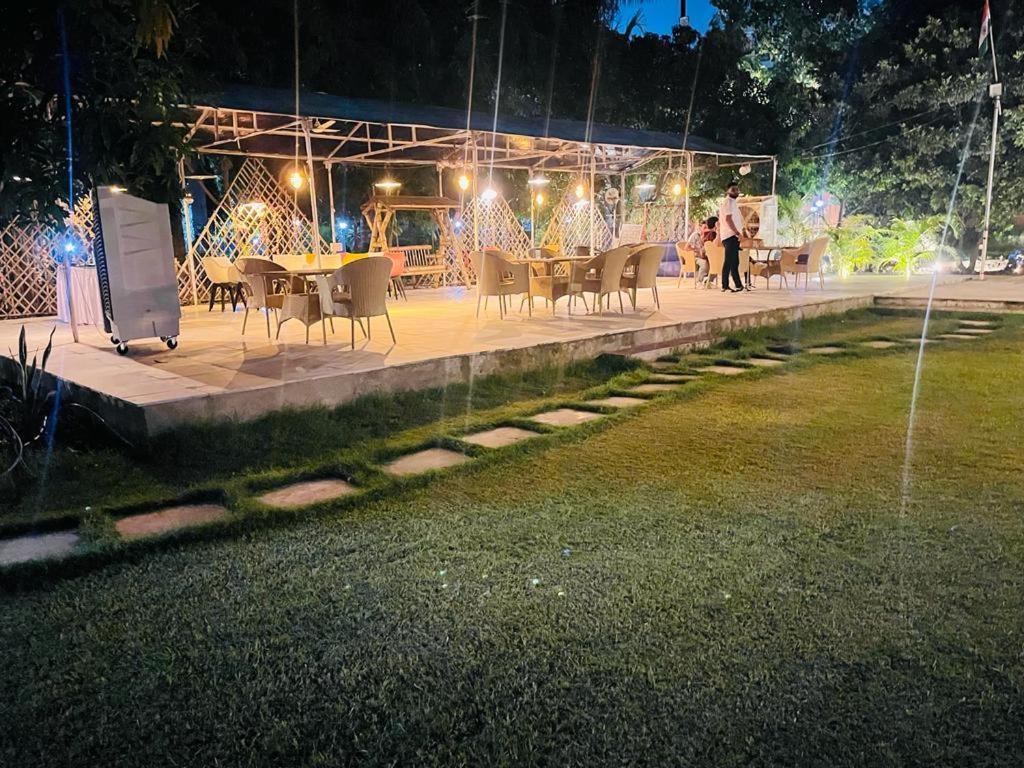 גרייטר נוידה Green Leaf Cafe And Home Stay מראה חיצוני תמונה